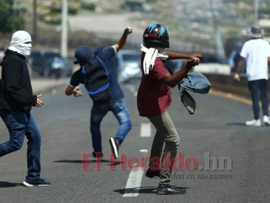 FOTOS: Protestas frente a la UNAH para exigir renuncia de Juan Orlando
