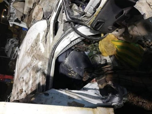 Las imágenes que dejó la caída de un muro sobre vehículos en Ecuador