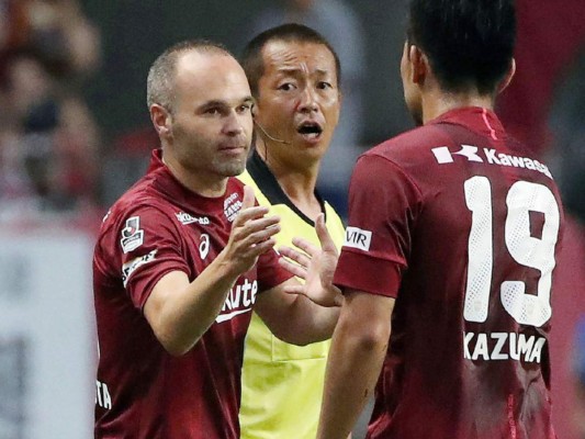 Iniesta tuvo un amargo debut en la liga japonesa tras perder 3-1 con el Vissel Kobe