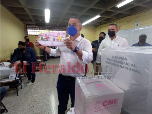 Así ejerció el sufragio David Chávez, candidato a la comuna capitalina (FOTOS)