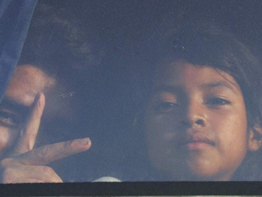 FOTOS: Migrantes con niños en brazos sin saber qué hacer tras retornar a México