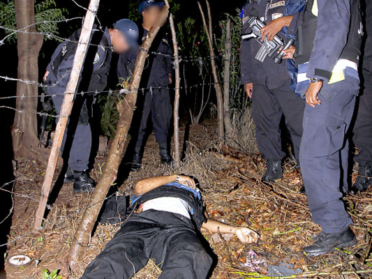 Al menos un muerto en balacera entre presuntos criminales y policías