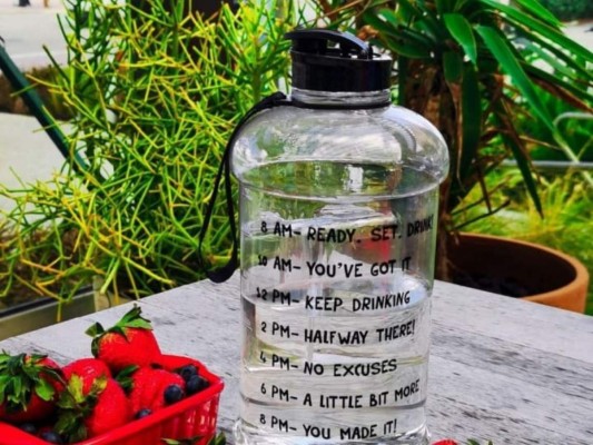 La mega botella de agua en tendencia para mantener saludable tus riñones  