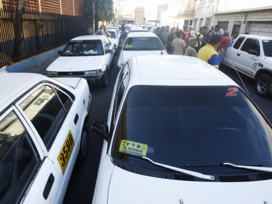 Taxistas salen a las calles a exigir bono compensatorio