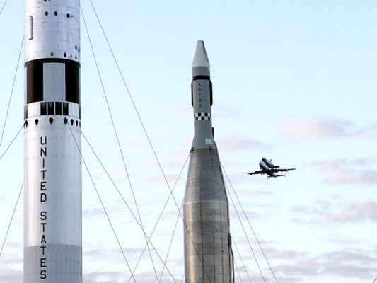 Transbordador Discovery en el último despegue, hacia el museo