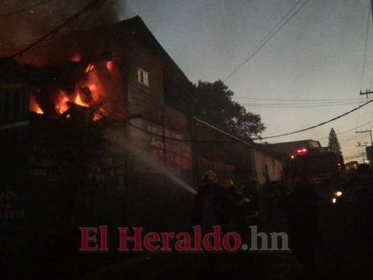 Primeras imágenes del voraz incendio en el barrio Lempira de Comayagüela