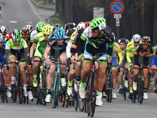 Ciclista hondureño André Acevedo comienza a vivir su sueño en Italia