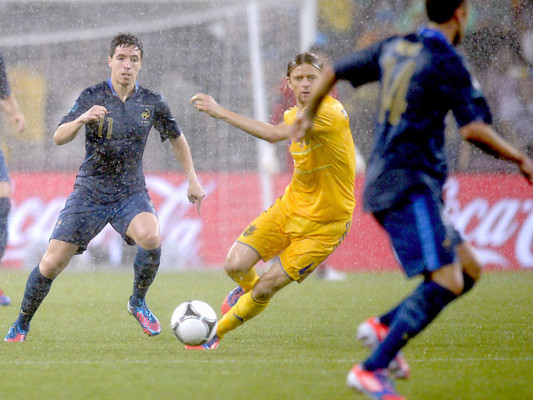 Francia se acerca a cuartos tras el diluvio (2-0)