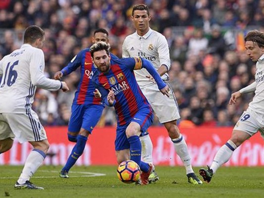 El clásico Real Madrid-Barcelona culmina una larga jornada liguera