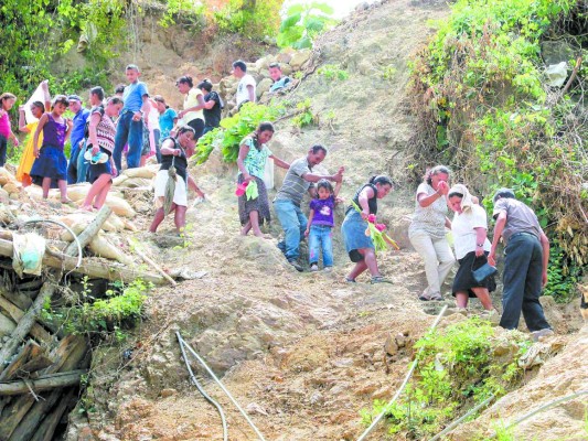 Lágrimas y plegarias en misa de mineros