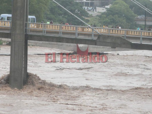 Impactantes imágenes de la crecida del río Choluteca en la capital de Honduras