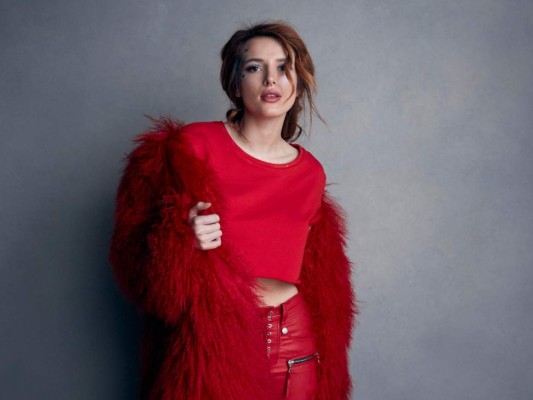 Bella Thorne habla de sus luchas personales en poemario