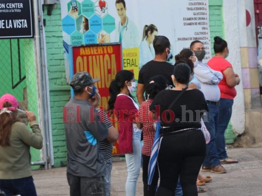 En largas filas y con identificación, así compran hondureños en plena pandemia