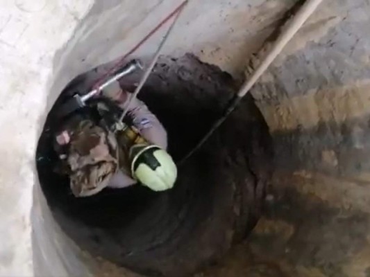 Bomberos rescatan a perro tras caer en un pozo malacate