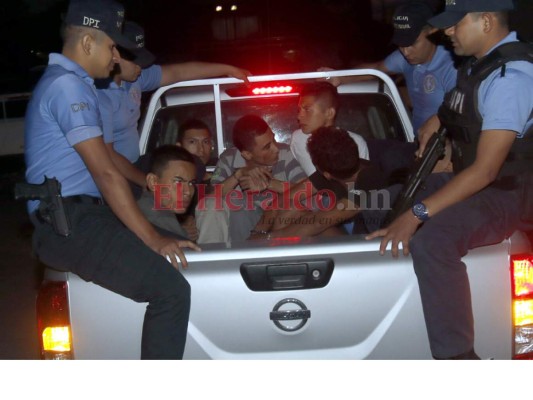 FOTOS: Así fue la captura de seis pandilleros de la 18; les hallan potentes armas y chalecos policiales