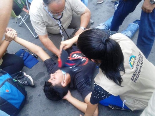 Policías impiden a huelguistas acceso a Casa Presidencial