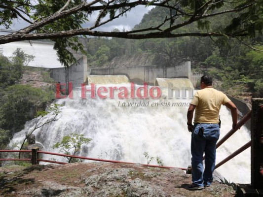 Imágenes de represa La Concepción en su nivel máximo tras intensas lluvias