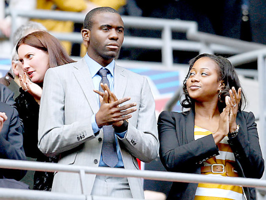 Muamba deja el fútbol meses después de su paro cardíaco