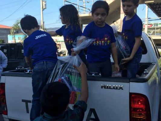 Cien niños de Villa Nueva reciben un kit escolar para acudir a clases