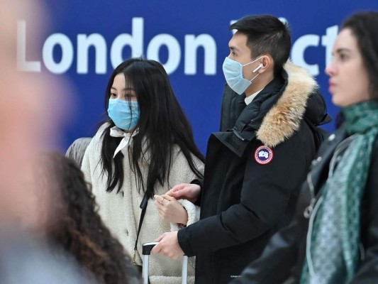 Sin besos ni abrazos, los nuevos saludos para evitar el coronavirus