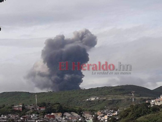FOTOS: Así se ve pavoroso incendio tras fatal accidente de rastra en carretera al sur