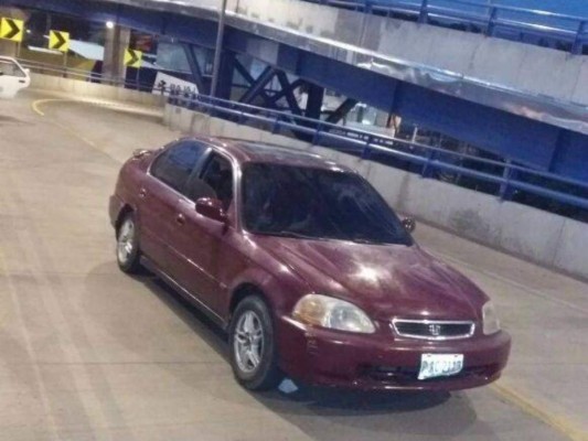 Dentro de vehículo dejan cuerpo de abogado en puente El Prado