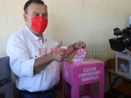 Con mucha alegría y entusiasmo Darío Banegas ejerció el sufragio en la UNAH (Fotos)