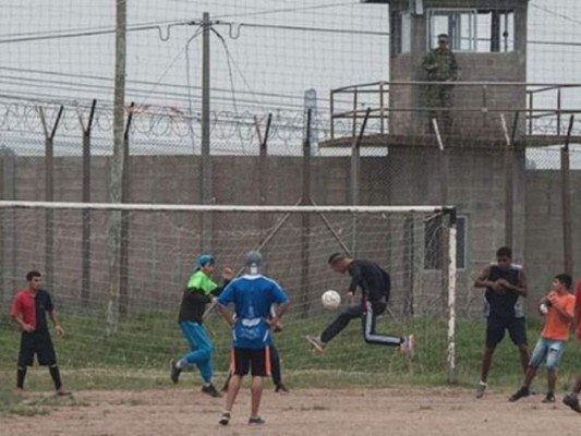 Partido entre narcos termina con 16 muertos al interior de cárcel en México