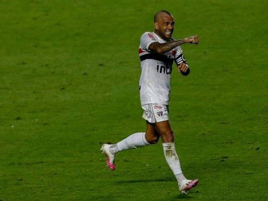 Dani Alves le da la primera victoria al Sao Paulo en el Brasileirao