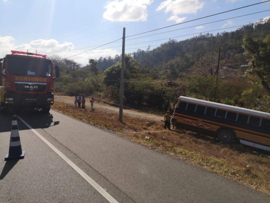 Conductor pierde el control de un bus y cae a una hondonada en la carretera que conduce a Olancho