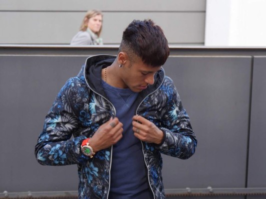 Futbolista brasileño Neymar debuta como cantante