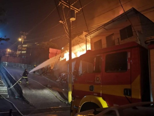 Incendio en barrio Bella Vista deja tres viviendas afectadas