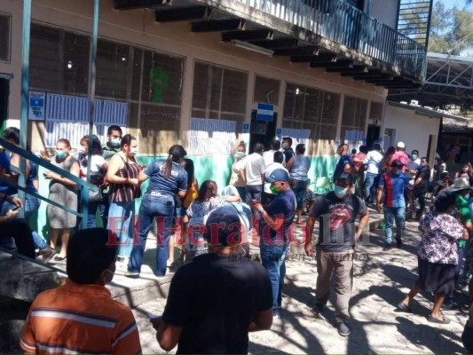 Desorden y cero distanciamiento físico en las urnas de la capital (FOTOS)