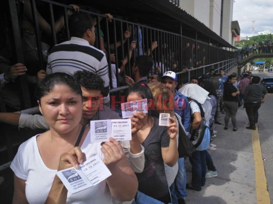 Interminables filas en el RNP para reclamar la tarjeta de identidad