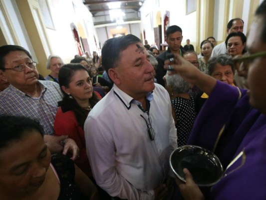 Católicos conmemoran el inicio de la Cuaresma con la cruz de ceniza
