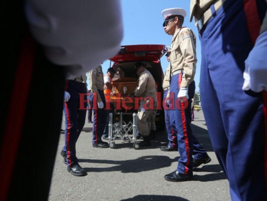 El emotivo recibimiento de los restos del bombero Óscar Madrid, tercer héroe nacional víctima de incendio