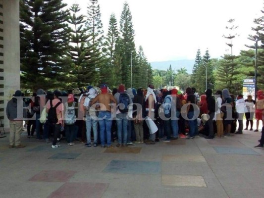 Estudiantes desalojan la UNAH de forma pacífica