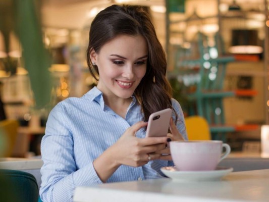 ¿Con qué aplicaciones puedo crear tarjetas de Año Nuevo personalizadas?