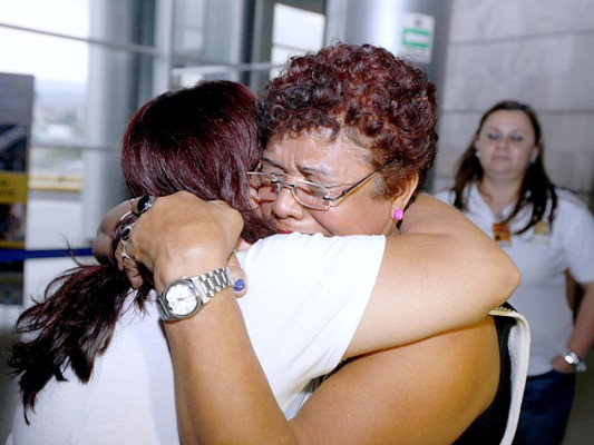 Madre hondureña se reúne con sus hijos después de 16 años de ausencia