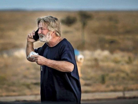 Alec Baldwin habla por teléfono en el estacionamiento frente a la Oficina del Sheriff del Condado de Santa Fe en Santa Fe, Nuevo México, luego de que fue interrogado sobre un tiroteo en el set de la película 'Rust' en las afueras de Santa Fe.