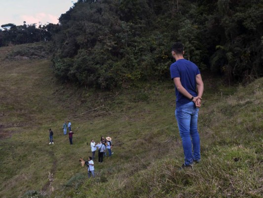 Helio Neto, sobreviviente de la tragedia aérea del Chapeoense, visitó la zona donde murieron sus compañeros tras conmemorarse cinco años del accidente