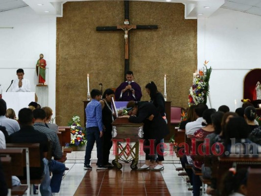 FOTOS: Dolor embarga a familiares en el velatorio del periodista Wilson Herrera