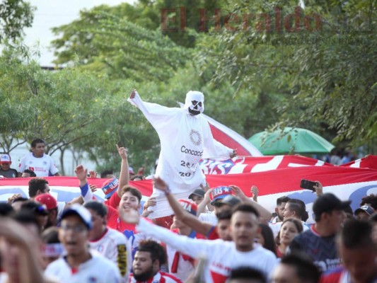 La Ultra Fiel llega al Olímpico y se burla de Motagua con 'el fantasma de la Liga Concacaf'