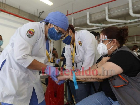 Voluntad, desesperación y aplazamiento: En imágenes cómo se desarrolló el primer día de ensayo de cruce de vacunas  