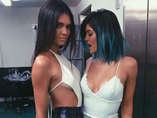 Tremendo beso lésbico de las hermanas Jenner impacta en Instagram