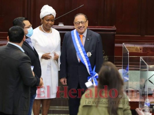 Oswaldo Ramos fue condecorado con Gran Cruz Placa de Oro. Foto: David Romero/El Heraldo