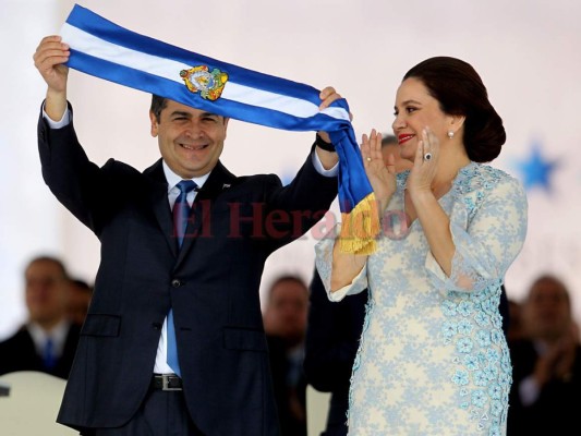 El tierno beso entre Juan Orlando Hernández y Ana García durante toma de posesión