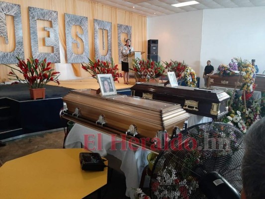 FOTOS: Doloroso sepelio de familia que murió en tragedia en la CA-5