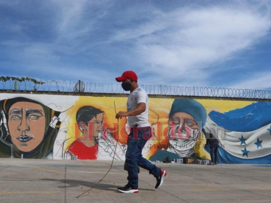 FOTOS: Tributo a los héroes de la pandemia en muros del Hato de Enmedio