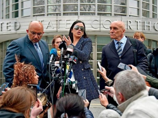 Agentes federales: Emma Coronel 'llamó al FBI para entregarse' días antes de llegar a Dulles